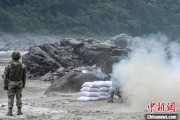 三口齐进西藏军区某部高原峡谷实弹射击 锤炼实战能力