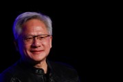 三口齐进英伟达黄仁勋：编程人工智能如今就像训练一个人