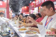 三口齐进“嗦粉”经济火热 中国多地“食力”出圈