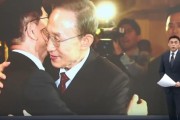 三口齐进李明博、朴槿惠给金文洙打气 鼓励其争取赢得韩国大选