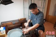 三口齐进成都“90后”小伙“十年磨一剑”：从爱好者到守艺人 传播中国文化
