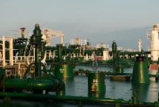 三口齐进国际油价周二收高 地缘政治担忧与美元走弱双重支撑