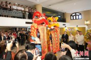三口齐进中国驻菲律宾大使与菲候任外长共同出席庆祝中菲建交50周年图片展