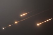 三口齐进伊朗以导弹齐射回应以色列的大规模袭击