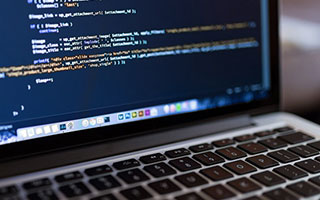 三口齐进Adobe股价下跌 投资者对其AI应用回报持怀疑态度